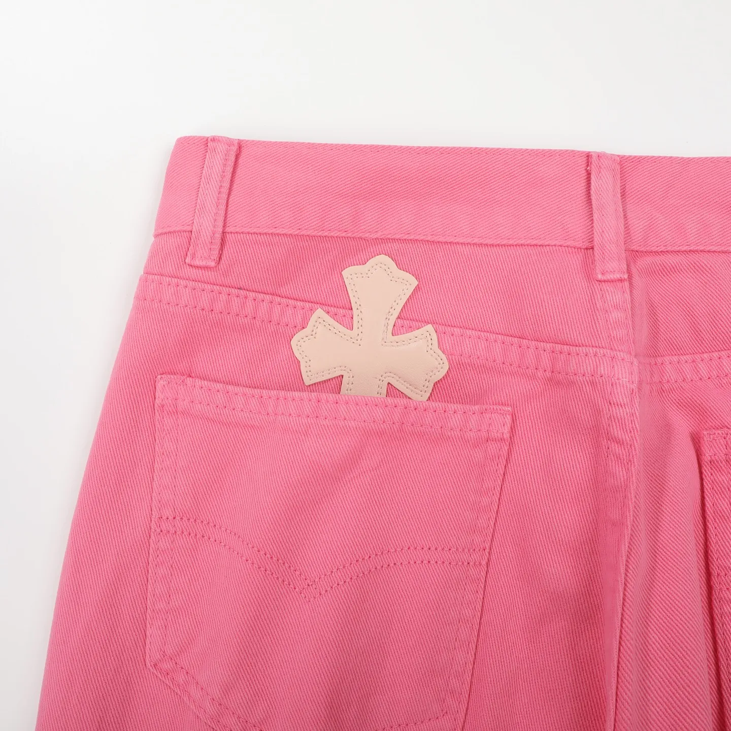 P260 Chrome hearts｜ch Chrome Hearts Limited Barbie Pink Leather Jeans for Girls - Charming dopamine personalized jeans, indispensable for fashionistas, the same model for celebrities, and one touted by many bloggers. This new pair of pants is perfect in terms of shape and upper body. It is no exaggeration to say that making a pair of jeans is equivalent to making 20 short-sleeved pieces. The fabric is made of high-quality imported denim. It has a unique high-end texture. I am very satisfied with it after washing and proofing several times.  Color: Barbie Pink Size: 28/30/32/34 Waist: 74/76/78/80 Pants Length: 101/102/103/104